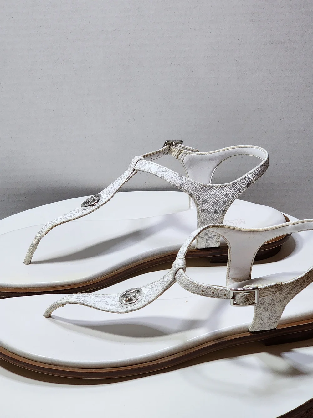 Michael Kors Mallory Thong Sandal Logo T Strap Bright White Size 8.5M